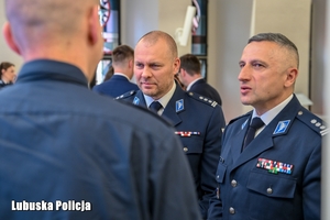 policjanci rozmawiają ze sobą