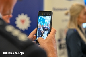 policjant robi zdjęcie