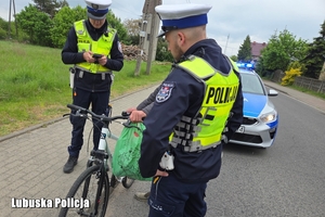 policjanci kontrolują kierującego jednośladem na drodze