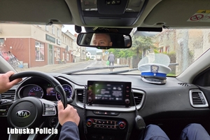 policjanci kontrolują kierującego jednośladem na drodze