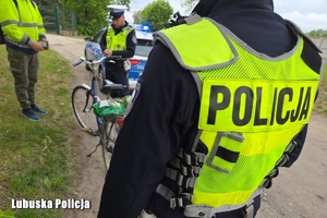 policjanci kontrolują kierującego jednośladem na drodze