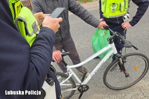 policjanci kontrolują kierującego jednośladem na drodze