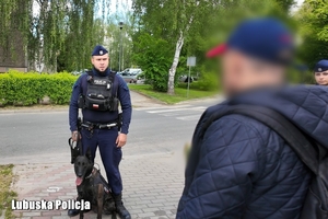 policyjny patrol z psem służbowym