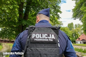policyjny patrol z psem służbowym