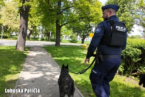 policyjny patrol z psem służbowym
