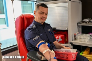 Policjant oddaje krew