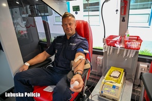 Policjant oddaje krew