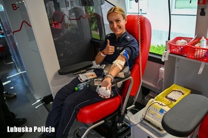 Policjantka oddaje krew