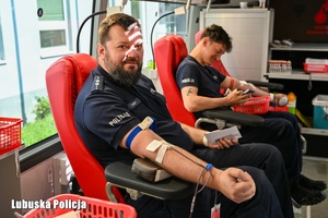 Policjanci oddają krew