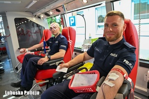 Policjanci oddają krew