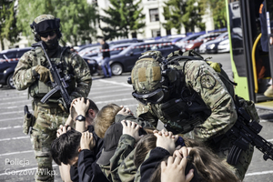 policjanci podczas ćwiczeń na gorzowskiej akademii