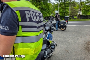 policyjni motocykliści podczas działań na drodze