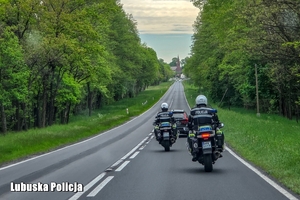 policyjni motocykliści podczas działań na drodze