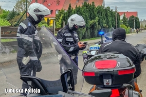 policyjni motocykliści podczas działań na drodze
