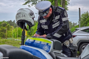 policyjni motocykliści podczas działań na drodze
