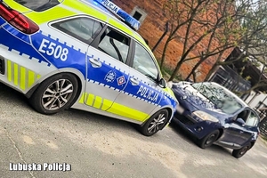 Radiowóz i samochód zatrzymany do kontroli drogowej.