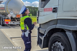 policjantka prowadzi kontrolę drogową