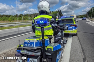 policjant siedzi na motocyklu