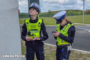 policjantka prowadzi kontrolę drogową