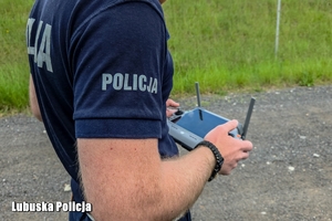 policjant obsługuje drona