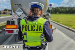 policjantka prowadzi kontrolę drogową