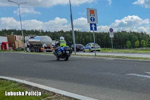 policjant jedzie na motocyklu