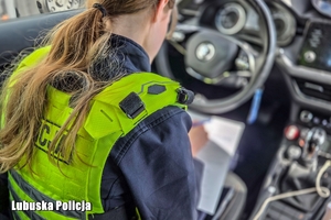 policjantka wypełnia dokumentację