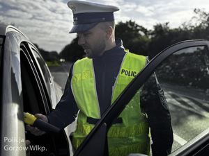 Policjant przeprowadzający kontrole trzeźwości.