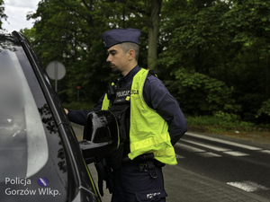 Policjant przeprowadzający kontrole trzeźwości.
