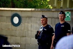 policjanci stoją na placu