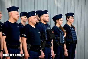 policjanci stoją na placu