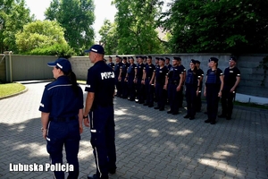 policjanci stoją na placu