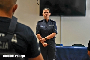 policjantka rozmawia z policjantami