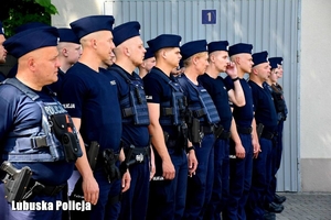 policjanci stoją na placu