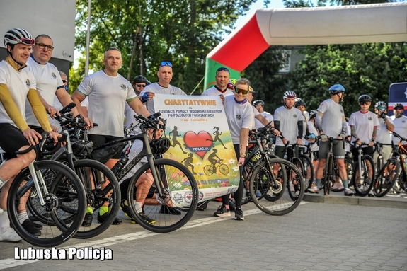 rowerzyści stoją na placu