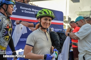 uśmiechnięta rowerzystka