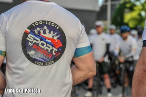 rowerzyści na placu