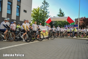 rowerzyści na placu