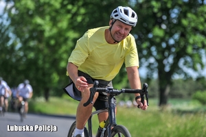 rowerzysta na drodze