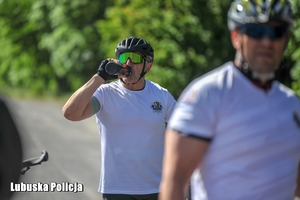 rowerzysta pije z bidonu