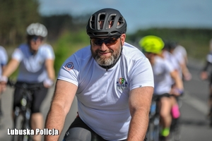 rowerzyści jadą po drodze