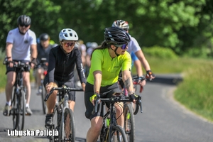 rowerzyści jadą po drodze