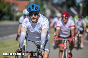 rowerzyści jadą po drodze