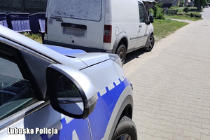 radiowóz stoi za busem