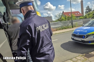 policjant wsiada do autokaru