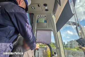 policjant kontroluje trzeźwość kierowcy