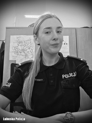 czarno-białe zdjęcie policjantki