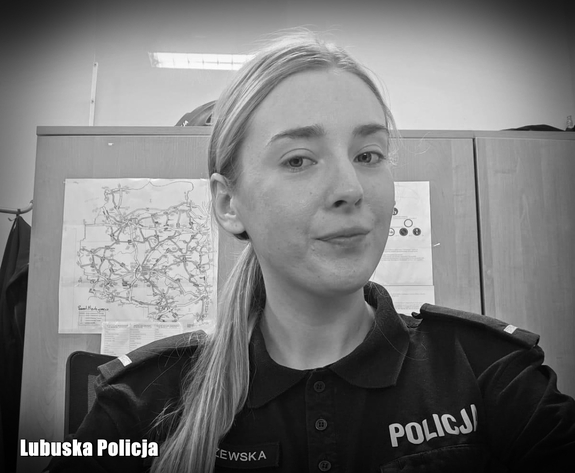 czarno-białe zdjęcie policjantki