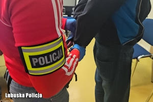 policjant zakłada kajdanki mężczyźnie