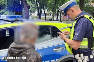 policjant rozmawia z mężczyzną